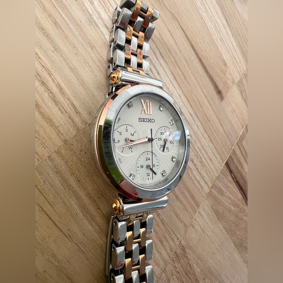 Seiko ladies silver tone rose gold tone dress watch NEW BATTERY main image 8